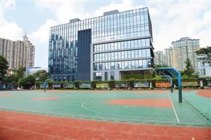 鏡面大樓反光“亮瞎”學(xué)生眼 投訴一年終于解決